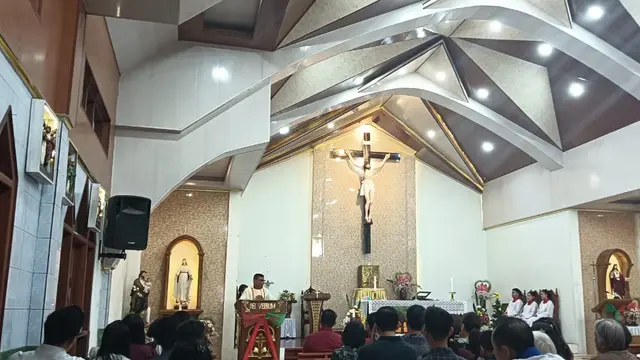 Suasana perayaan Natal di Gereja Katolik Santu Josep Kawangkoan, Kabupaten Minahasa, Sulut pada, Rabu (25/12/2024).