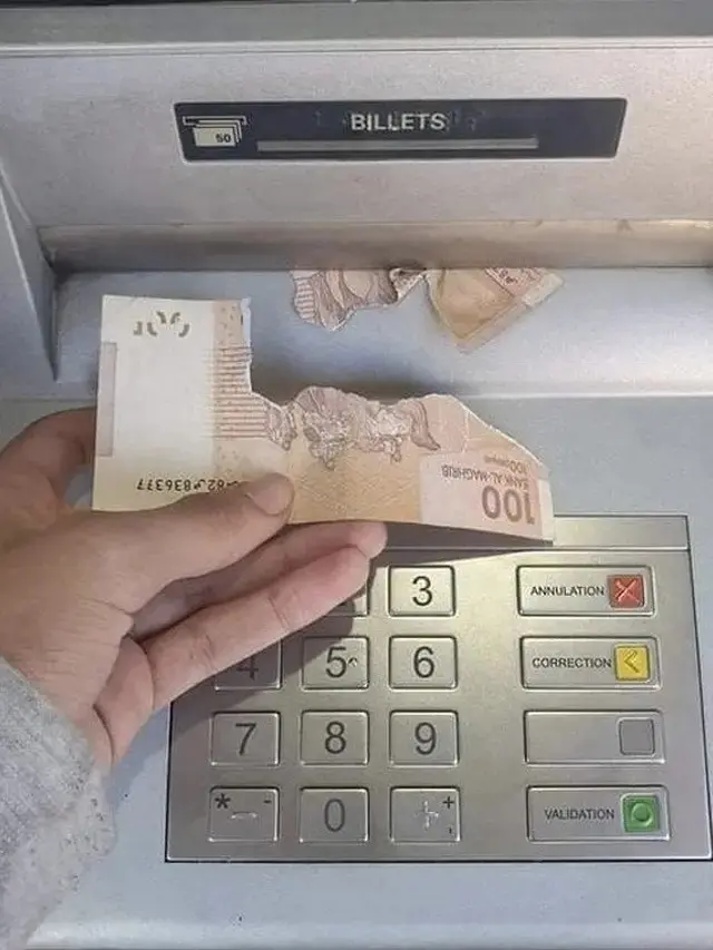 6 Momen Apes Ambil Uang di ATM Ini Bikin Elus Dada, Mood Jadi Jelek