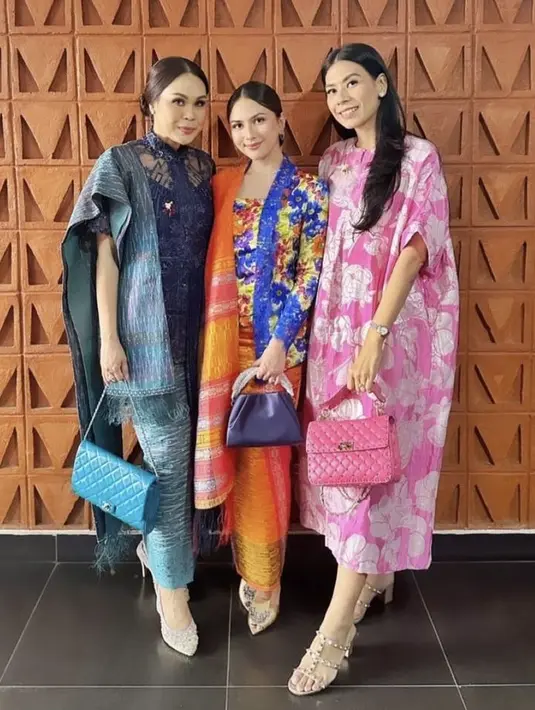 Jessica pun hadir bersama suami dan kakak iparnya. Melengkapi penampilannya, ia mengenakan mini bag hitam dan kitten heelsnya. @pettyhasibuan