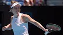 Petenis Rumania, Simona Halep merayakan kemenangannya atas Elise Mertens dari Belgia pada putaran keempat kejuaraan tenis Australia Terbuka di Melbourne, Australia, Senin (27/1/2020). (AP Photo/Andy Wong)