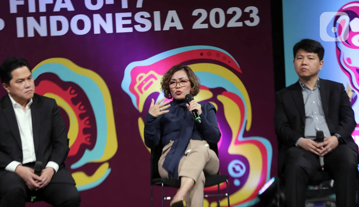 "Kami sangat serius di SCM sebagai official broadcaster. Seluruh 52 pertandingan (Piala Dunia U-17 2023) nanti, kami akan tayangkan secara live. Ada di multiplatform kami, yakni SCTV-Indosiar, di Vidio, NEX Parabola, Mentari dan di Moji," ujar Direktur Programming SCM Harisiwi Achmad. (Liputan6.com/Faizal Fanani)