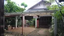 Sebuah rumah kosong yang alamatnya sama dengan PT Barkanatas Dharma, salah satu CV pemenang tender pengadaan UPS SMAN 2 senilai Rp 5,8 miliar lebih, Jakarta. Foto diambil pada Minggu (1/3/2015). (Liputan6.com/Herman Zakharia)