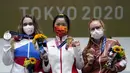 Yang Qian mengungguli wakil Komite Olimpiade Rusia (ROC), Anastasiia Galashina yang mendapatkan medali perak dan atlet Swiss, Christen Nina yang berhak dengan medali perunggu. (Foto: AP/Alex Brandon)