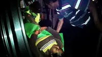 Sriani (37) melahirkan bayi perempuan di dalam mobil patroli Polsek Papar, Kabupaten Kediri, Jatim. (Liputan6.com/Dian Kurniawan) 