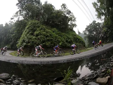 Para pebalap melewati kawasan hutan Bonjol dalam Etape 7 Tour de Singkarak 2015 antara Pasaman-Pasaman Barat, Jumat (9/10/2015). (Bola.com/Arief Bagus)