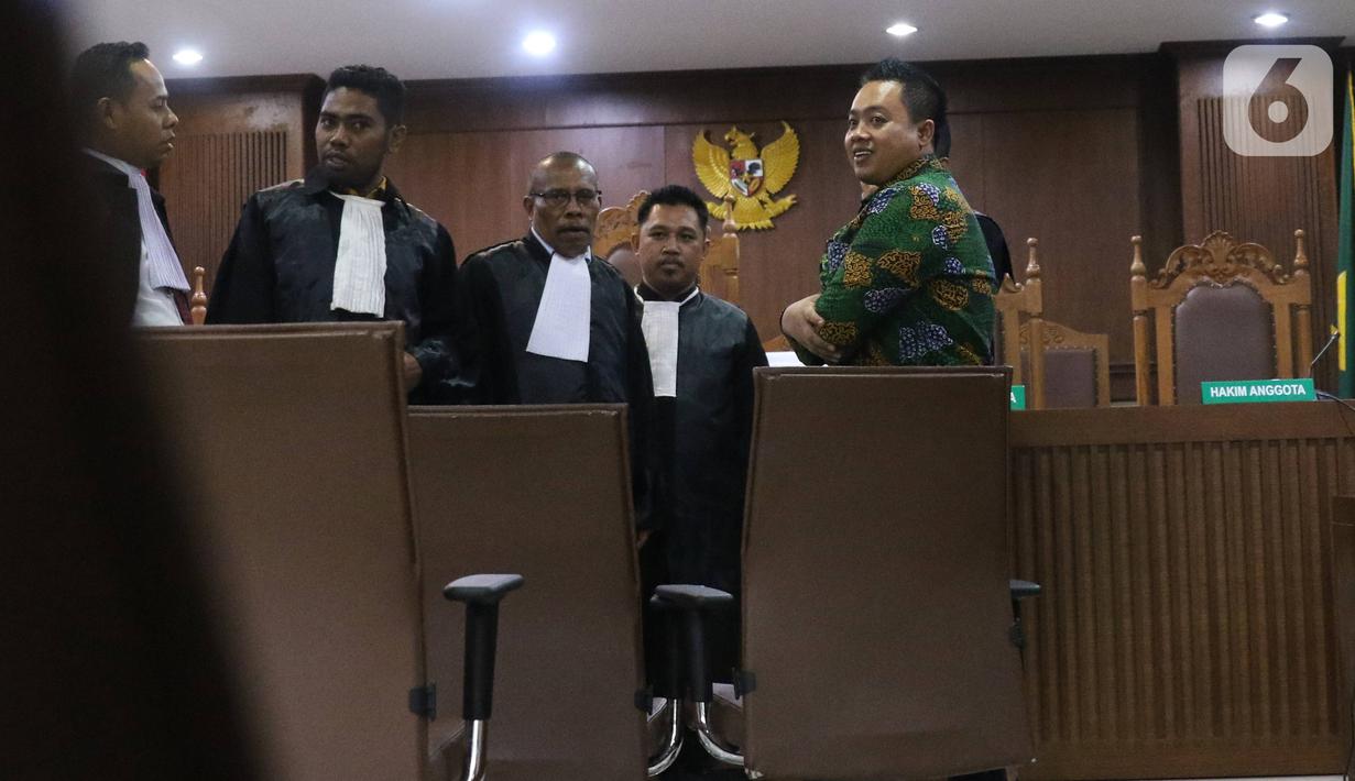 Terdakwa asisten pribadi mantan Menpora Imam Nahrawi, Miftahul Ulum berbincang dengan tim kuasa usai menjalani sidang pembacaan dakwaan di Pengadilan Tipikor Jakarta, Kamis (30/1/2020). Miftahul didakwa menjadi perantara suap sebesar Rp 11,5 miliar. (Liputan6.com/Angga Yuniar)