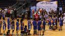 Bintang NBA dari Oklahoma City Thunder, Enest Kanter memberikan arahan kepada anak-anak di Britama Arena, Jakarta, Kamis (18/5/2017). Kehadiran Enest Kanter untuk memberikan coaching clinic selama tournya ke Indonesia. (Bola.com/Andri/Magang)