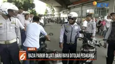 Sky bridge sudah mulai dioperasikan, Dinas Perhubungan razia parkir liar kendaraan milik pedagang di Jalan Jati Baru, Tanah Abang.