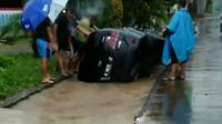 Hujan deras sudah mengguyur Kota Depok sejak pukul 04.30 WIB. Terpantau disejumlah titik di Kota Depok terendam banjir hingga membuat mobil tercebur.