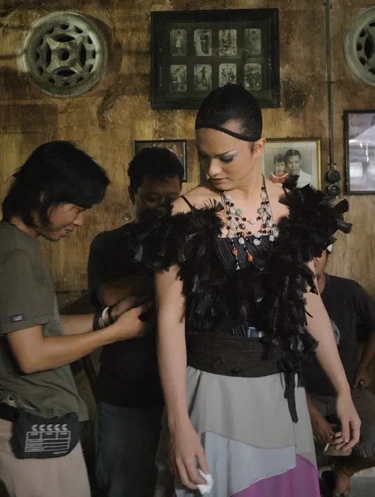 Dalam ceritanya, Nicholas yang melamar sebagai seorang fotografer ini memang tak banyak dikenali oleh para penonton. Pasalnya, Nicholas yang semula tampan dan cool ini berubah menjadi cantik seperti wanita. (Bambang E.Ros/Bintang.com)