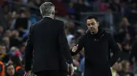 Pelatih Barcelona, Xavi Hernandez menghampiri pelatih Real Madrid, Carlo Ancelotti untuk memberi ucapan selamat setelah berakhirnya laga leg kedua semifinal Copa del Rey 2022/2023 di Camp Nou Stadium, Barcelona, Kamis (6/4/2023) dini hari WIB. (AP Photo/Joan Monfort)