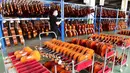 Deretan biola dan selo tertata di sebuah bengkel kerja di Queshan, Provinsi Henan, China, Rabu (20/5/2020). Kawasan industri penghasil alat musik tersebut mampu memproduksi 30.000 biola dan selo setiap tahun. (Xinhua/Zhu Xiang)