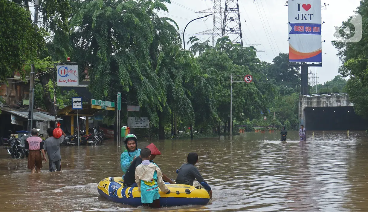 Warga menaiki perahu karet saat melintasi kawasan DI Panjaitan, Jakarta, Selasa (25/2/2020). Hujan yang mengguyur Jakarta sejak dini hari tadi membuat kawasan tersebut terendam banjir sehingga tak bisa dilintasi kendaraan bermotor. (Liputan6.com/Herman Zakharia)