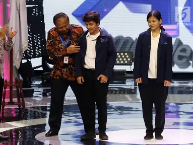Direktur ATVI, Eduard Depari disaksikan Direktur Utama Indosiar Imam Sudjarwo menyematkan almamater kepada mahasiswa baru Akademi Televisi Indonesia (ATVI) pada acara penerimaan di Studio 6 Emtek City, Jakarta, Rabu (23/8). (Liputan6.com/Johan Tallo)