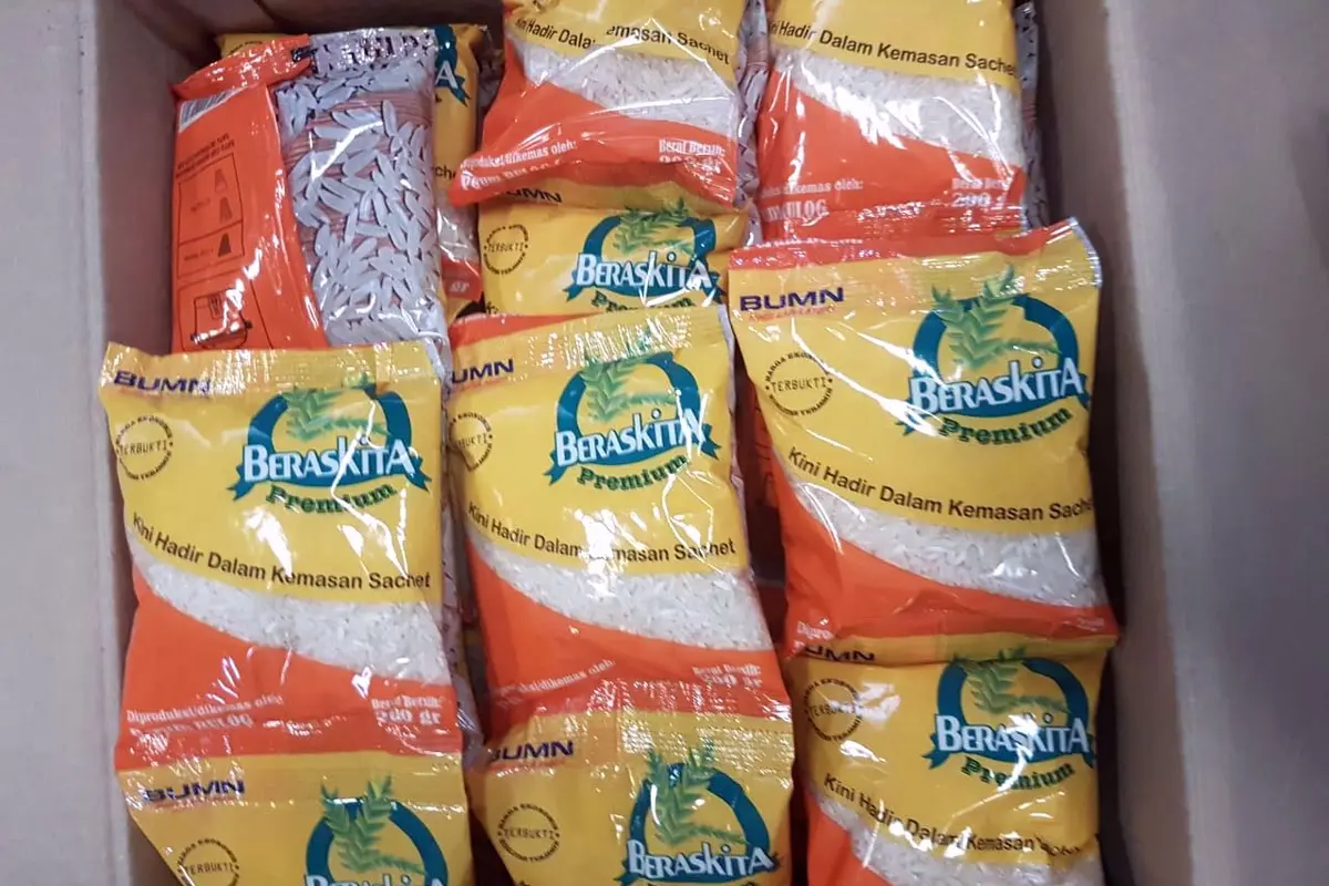 Perum Bulog siap menjual produk terbarunya, beras premium dalam kemasan renceng atau sachet. (Liputan6.com/Septian Deny)