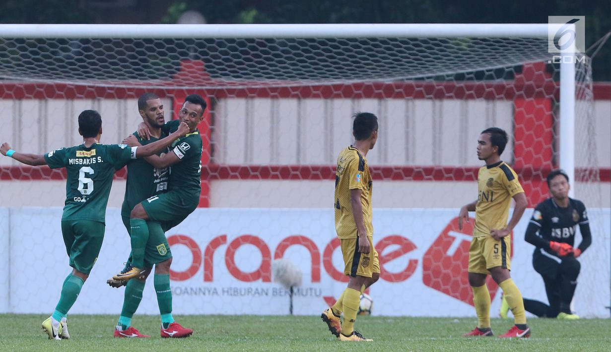 Pemain Persebaya merayakan gol David Aparecido Da Silva (kedua kiri) saat melawan Bhayangkara FC pada lanjutan Go-Jek Liga 1 Indonesia bersama Bukalapak di Lapangan PTIK, Jakarta, Rabu (11/7). Laga berakhir imbang. (Liputan6.com/Helmi Fthriansyah)