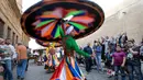Sejumlah penari membawakan tarian sema dalam International Drums and Traditional Arts Festival di jalan El-Moez, Kairo, Mesir (21/4). Festival ini diikuti oleh 23 negara, dengan mengangkat tema "Drums Dialogue for Peace". (AP Photo/Amr Nabil)