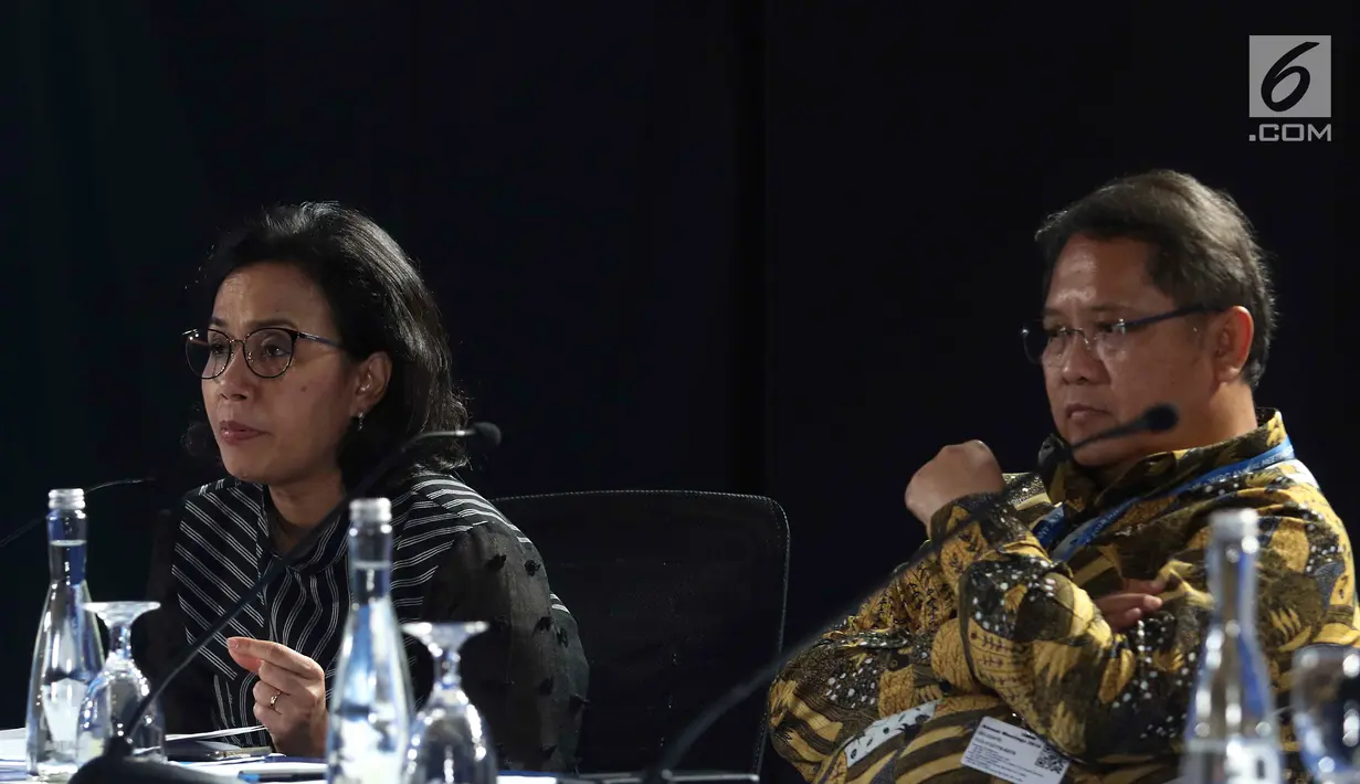 Menkeu Sri Mulyani (kiri) dan Menkominfo Rudiantara saat memberi keterangan terkait pertemuan tahunan IMF-Bank Dunia di Bali, Senin (8/10). Sebelumnya, pertemuan tahunan IMF-Bank Dunia ditargetkan diikuti oleh 22 ribu peserta. (Liputan6.com/Angga Yuniar)
