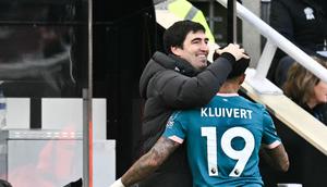 Manajer Bournemouth, Andoni Iraola, memberikan selamat kepada Justin Kluivert berkat performa impresif anak Patrick Kluivert itu saat melawan Newcastle United dalam lanjutan Liga Inggris 2024/2025, Sabtu (18/1/2025). (Oli SCARFF / AFP)