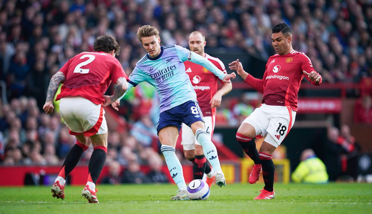 The Gunners tampak unggul dalam penguasaan bola. Sementara Setan Merah yang banyak tertekan mencoba tampil dengan permainan efektif dan efisien.