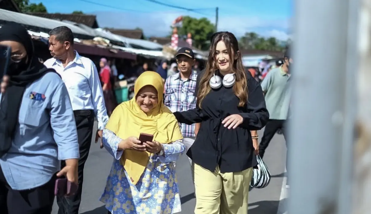 Ia juga tampil semi formal dengan atasan kemeja panjang hitam dipadukan celana bahan hijau sage. Dan membawa sling bag. Credit (@nafaurbach)