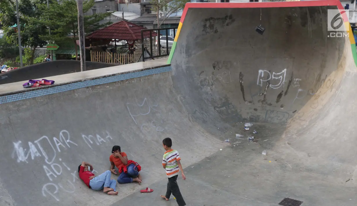 Coretan mengotori area Skate Park RPTRA Kalijodo, Jakarta, Sabtu (15/6/2019). Beberapa coretan dari orang yang tidak bertanggung jawab mulai mengotori salah satu arena bermain di RPTRA Kalijodo. (Liputan6.com/Helmi Fithriansyah)