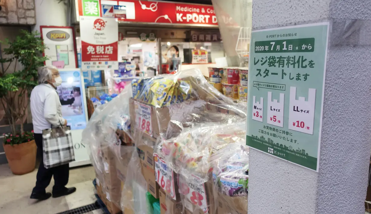 Sebuah pemberitahuan yang mengimbau para pelanggan untuk membawa tas belanja sendiri terlihat di sebuah toko di Tokyo, Jepang, pada 1 Juli 2020. Toko-toko retail di Jepang mulai mengenakan biaya untuk kantong plastik kepada pembeli sejak Rabu (1/7). (Xinhua/Du Xiaoyi)