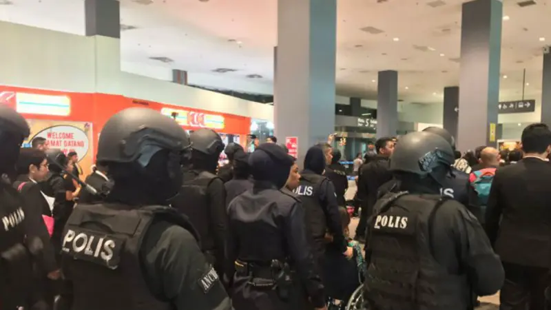 Pengawalan ketat polisi saat kedua tersangka pembunuh Kim Jong-nam mendatangi Bandara KLIA2. (@SumishaCNA)