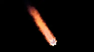 Roket SpaceX Falcon 9 yang membawa muatan dua penjelajah bulan dari Jepang dan Uni Emirat Arab diluncurkan dari Launch Complex 40 di Stasiun Angkatan Luar Angkasa Cape Canaveral, Cape Canaveral, Florida, Amerika Serikat, 11 Desember 2022. Muatan dari Jepang adalah wahana pendaratan di bulan bernama Hakuto-R yang diproduksi oleh startup ISpace yang berbasis di Tokyo Jepang. (AP Photo/John Raoux)