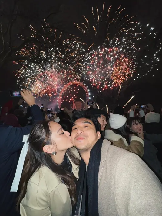 Meski mengenakan busana yang berbeda, Atta Halilintar dan Aurel Hermansyah menunjukkan kekompakan lewat pemilihan warna serasi. Untuk liburan musim dingin kali ini, mereka memilih nuansa coklat yang hangat sebagai dresscode keluarga. Koordinasi warna ini memberikan kesan harmonis yang pas untuk keluarga besar. [@aurelie.hermansyah].