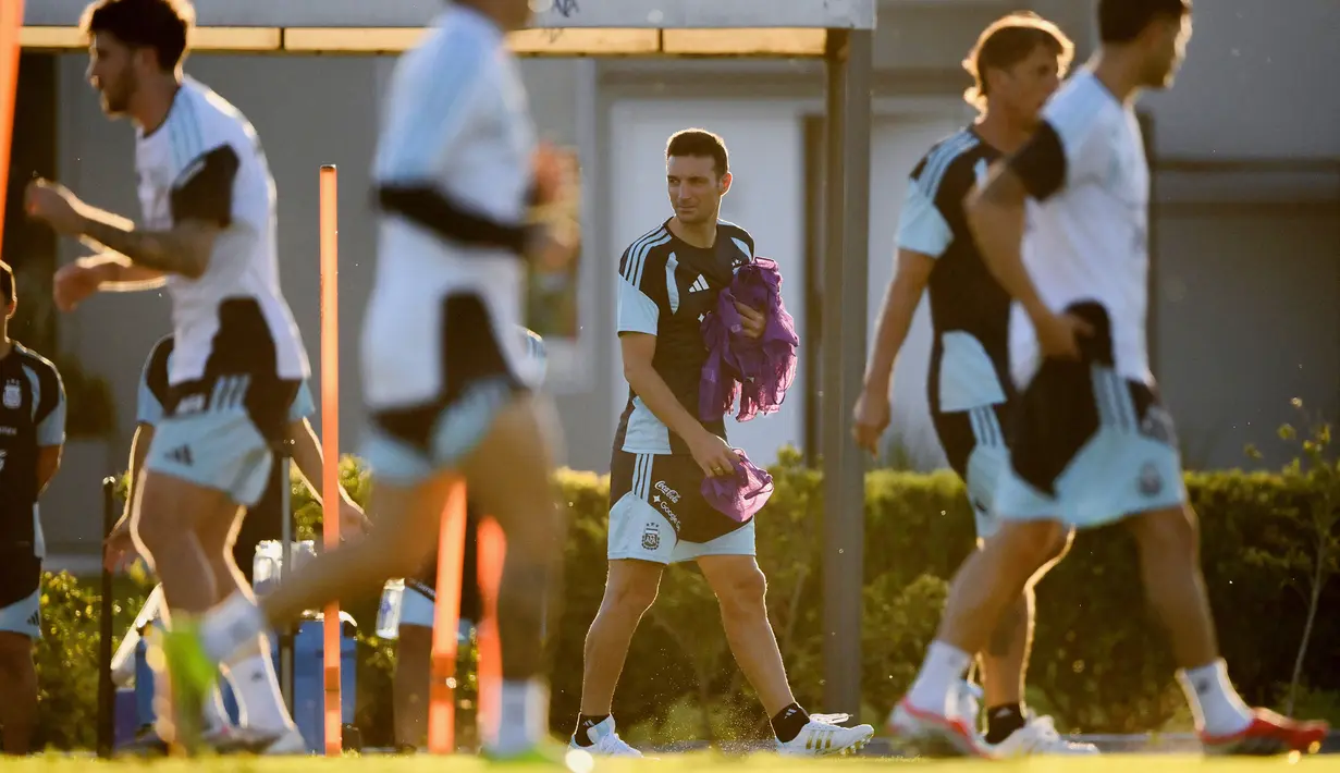 Pelatih kepala Timnas Argentina, Lionel Scaloni saat memimpin latihan persiapan menjelang laga FIFA Matchday melawan Mauritania di Ezeiza, Buenos Aires, Argentina, Rabu (25/03/2026). (AFP/Luis Robayo)