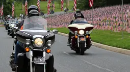 Sejumlah orang mengendarai motor besar melintas di Pemakaman Nasional Indiantown untuk memperingati Hari Pahlawan di AS (27/5). Hari ini diperingati untuk mengenang pahlawan yang gugur di medang perang. (AP Photo/Michael Rubinkam)