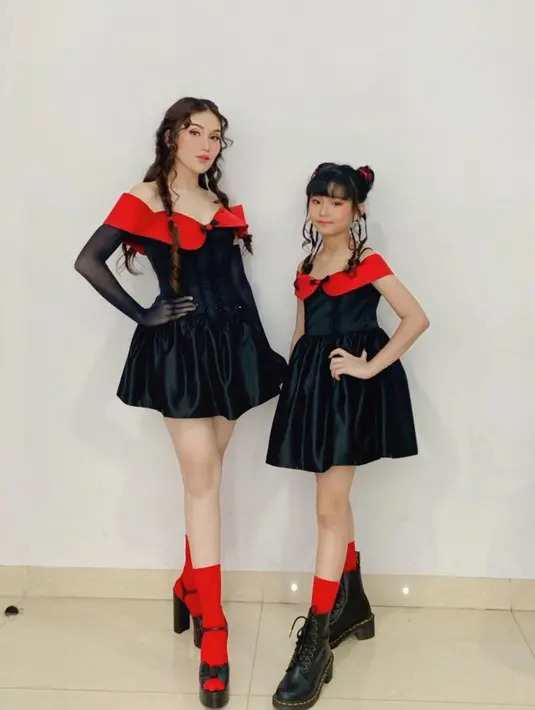 Ayu Ting Ting tampak melengkapi penampilannya dengan gloves hitam transparan dan open toe heels hitam, serta kaus kaki panjang merah. Sedangkan Bilqis dengan kaus kaki panjang berwarna merah dan high boots hitam. [Foto: Instagram/ayutingting92]