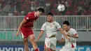 Penyerang Timnas Indonesia, Mitchell Baker (kiri), berduel udara dengan bek Vietnam pada laga ketiga Grup A Piala AFF 2026 di Stadion Pakansari, Bogor, Senin (3/8/2026) malam WIB. Mitchell Baker beberapa kali mengancam pertahanan Vietnam melalui bola-bola atas, namun gagal membawa skuad Garuda mencetak gol dalam laga yang berakhir dengan kekalahan 0-3. (Kapanlagi.com/Budy Santoso)