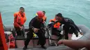 Cuaca buruk membuat Tim SAR menunda pencarian untuk sementara waktu, Perairan Pangkalan Bun, Kalteng, Minggu (4/1/2015). (Liputan6.com/Herman Zakharia)