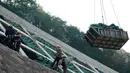 Para pekerja sedang meletakkan kantong-kantong ramah lingkungan berisi tanah dan benih di sebuah lereng untuk gelaran Olimpiade Musim Dingin Beijing 2022 di Distrik Yanqing, Beijing, ibu kota China (28/9/2020). (Xinhua/Zhang Chenlin)