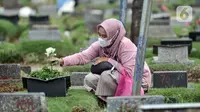 Selain memanjatkan doa, warga yang datang juga menbawa bunga untuk diletakkan di atas makam. (merdeka.com/Iqbal S. Nugroho)