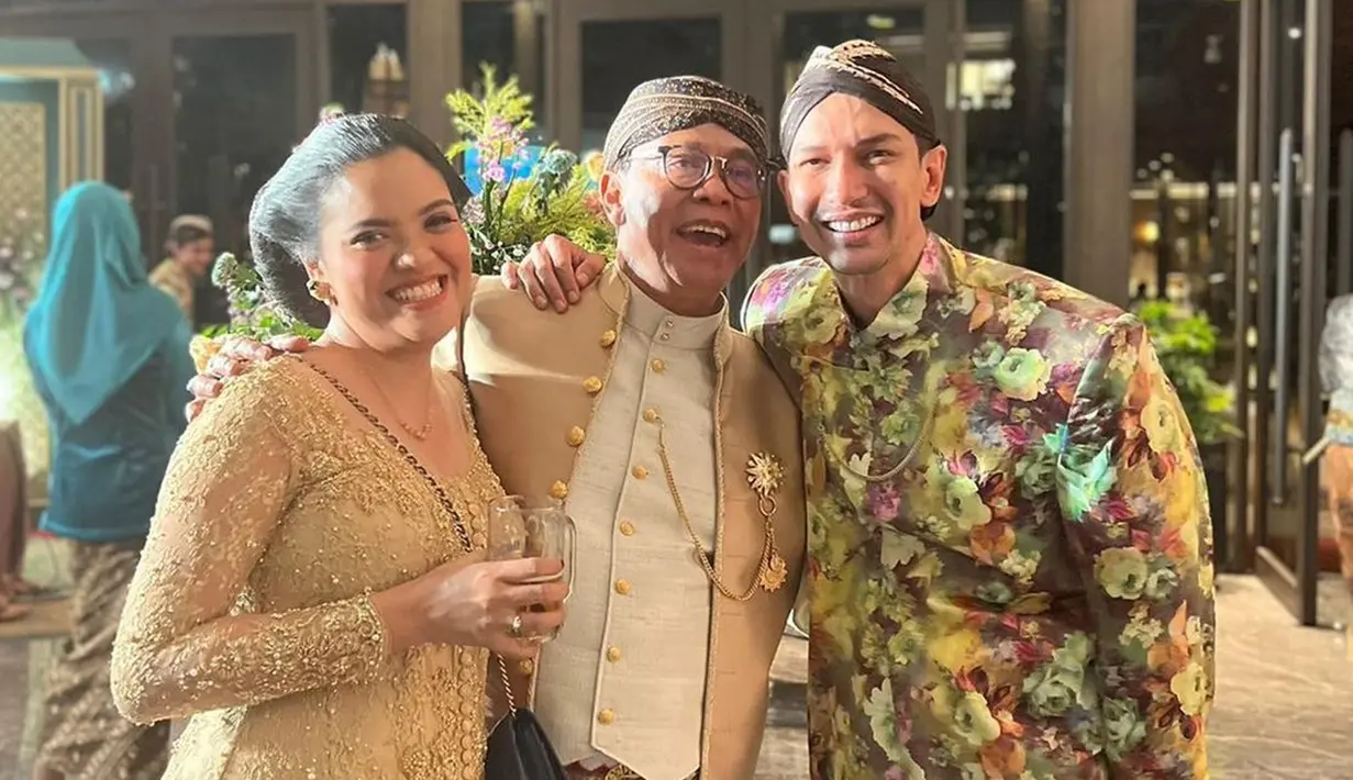 Bukan hanya sekali Dimas Beck mengenakan beskap. Pada acara tertentu, ia pun kerap tampil dengan memakai busana adat Jawa tersebut. Antara lain, saat menghadiri acara pernikahan adik sahabatnya. Penampilan pria 34 tahun itu jadi sorotan saat terlihat pakai beskap dan blangkon. (Liputan6.com/IG/@dimasbeck)