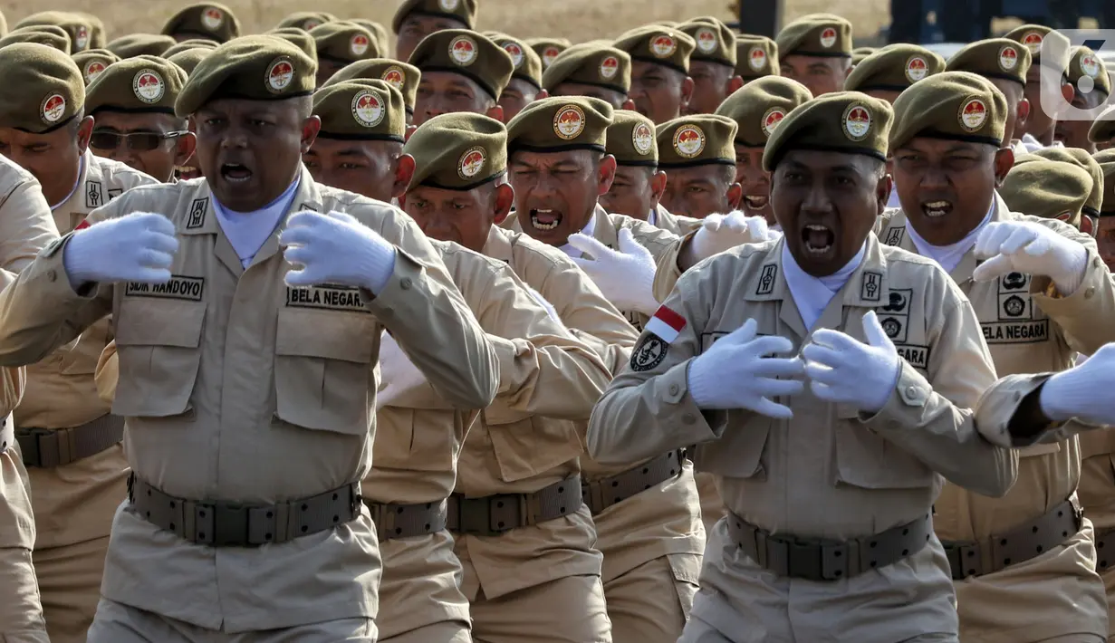 Aksi prajurit saat mengikuti parade upacara peringatan HUT ke-74 TNI di Taxy Way Echo Lanud Halim Perdanakusuma, Jakarta Timur, Sabtu (5/10/2019). HUT ke-74 TNI mengangkat tema 'TNI Profesional Kebanggaan Rakyat'. (Liputan6.com/JohanTallo)