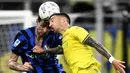 Bek Inter Milan asal Italia, Francesco Acerbi (kiri) berebut bola dengan gelandang Lazio asal Uruguay, Matias Vecino selama pertandingan sepak bola Serie A Italia di stadion San Siro, Milan, pada 18 Mei 2025. (Nicolo Campo/AFP)