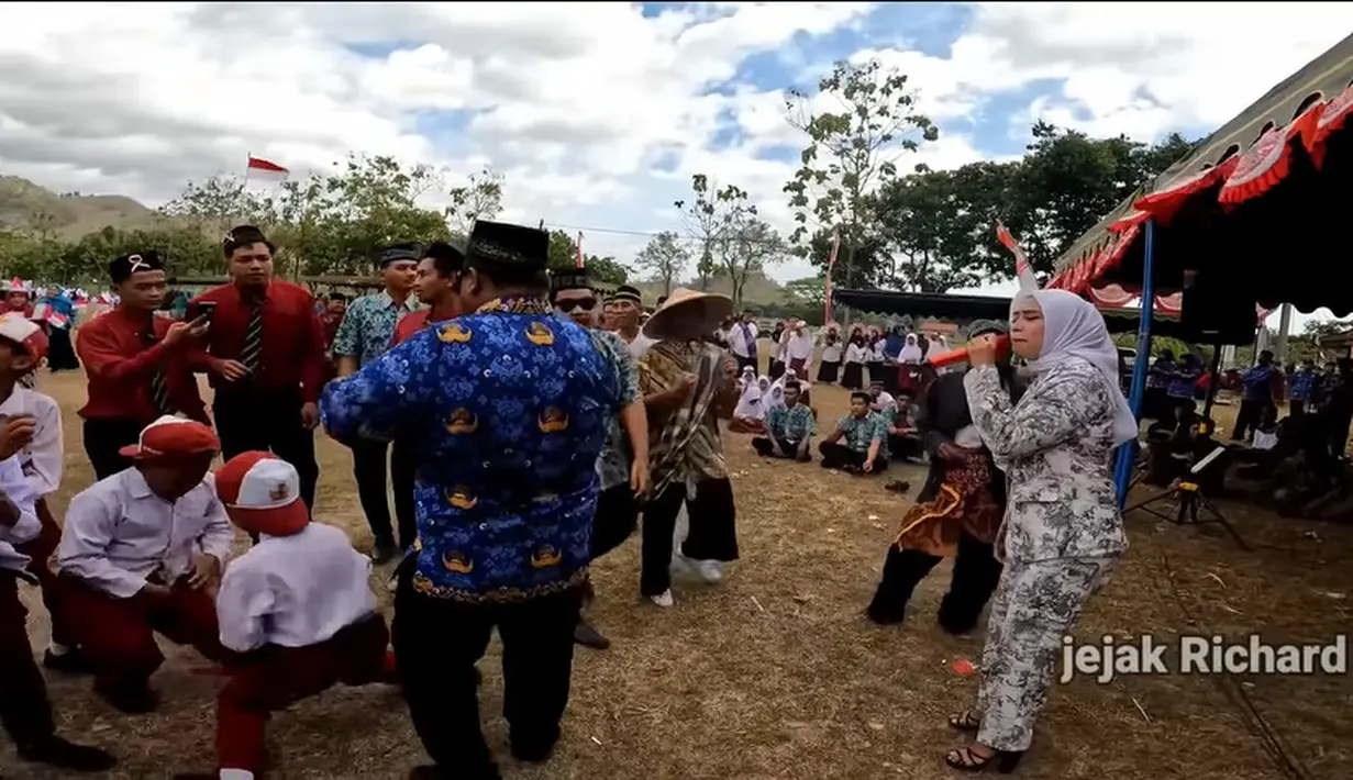 Linda memutuskan berkarir di kampung Desa Bareng, Kecamatan Babadan, Kabupaten Ponorogo, Jawa Timur. Selain itu, ia juga memiliki usaha tambahan yaitu jualan roti canai di pertigaan desa Gupolo.  [Youtube/Jejak Richard]