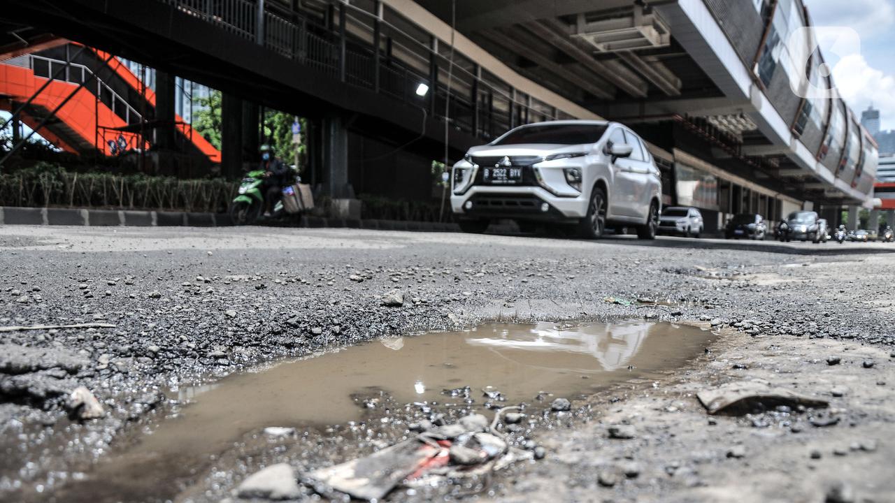Jalan Rusak di HR Rasuna Said Ancam Keselamatan Pengendar