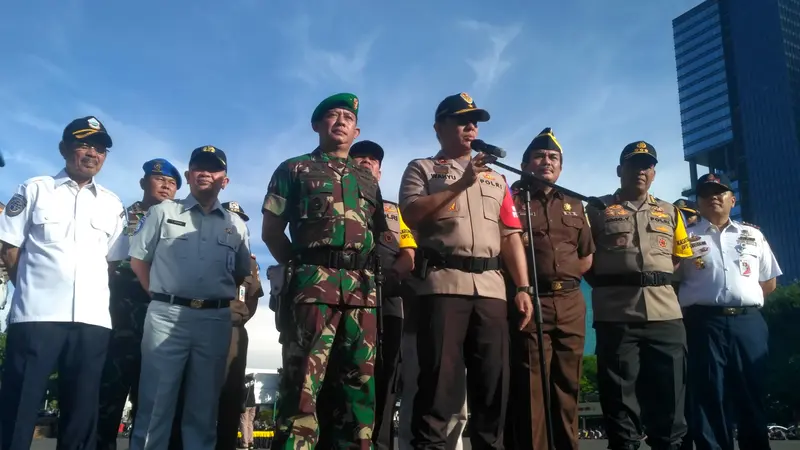 Pasukan Polri dan TNI bersama Pemprov DKI Jakarta melakukan apel Operasi Lilin 2018 di Polda Metro Jaya, Jumat (21/12/2018). (Merdeka.com)