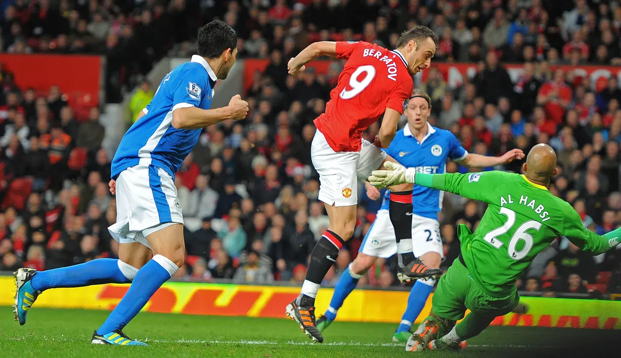 Dimitar Berbatov yang bermain di Tottenham Hotspur (2006-2008), Manchester United (2008-2012), dan Fulham (2012-2014) berada di peringkat 5. (AFP Photo/Andrew Yates)