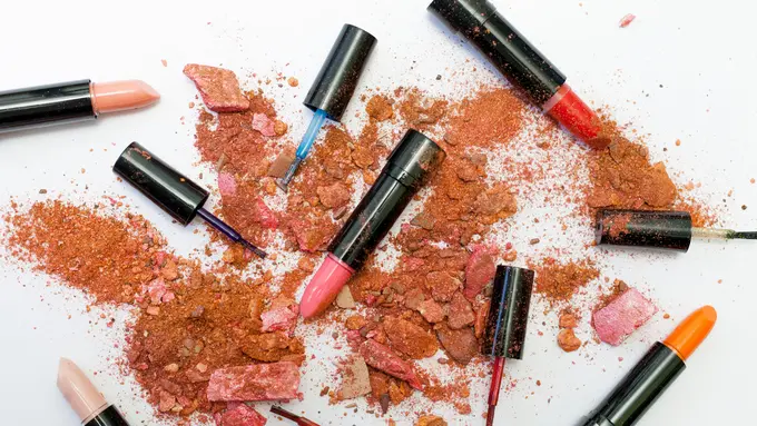 3 Bahaya Menggunakan Lipstik Kedaluwarsa