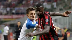 Penyerang AC Milan, M'Baye Niang berusaha melewati pemain U Craiova, Gustavo Vagenin saat bertanding di leg kedua babak 3 Liga Europa di San Siro, Milan, (3/8). AC Milan menang dengan agregat 3-0. (AP Photo / Antonio Calanni)