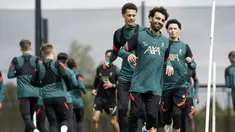 Penyerang Liverpool, Mohamed Salah (kanan depan) dan rekan setimnya melakukan pemanasan selama hari media dan sesi latihan di pusat pelatihan di Liverpool, Inggris, Rabu (25/6/2022). Liverpool mengusung misi balas dendam saat menghadapi Real Madrid di final Liga Champions di Parc des Princes, Paris pada Minggu, 29 Mei 2022 dini hari WIB. (AP Photo/Jon Super)