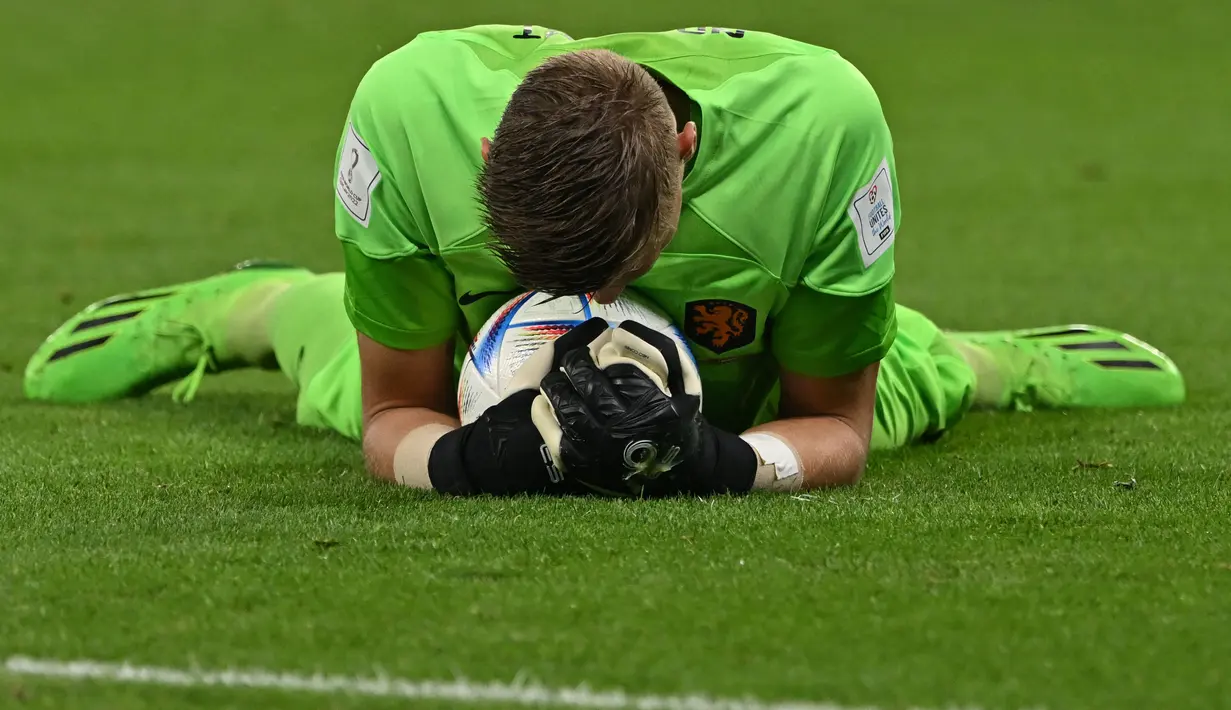 Namun, Belanda juga tidak akan menang jika bukan karena Andries Noppert jatuh bangun mempertahankan gawang tim Oranje. (AFP/Alberto Pizzoli)