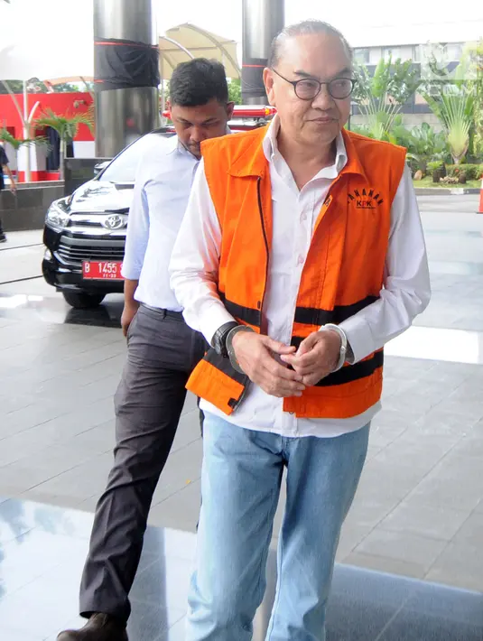 Terdakwa kasus PLTU Riau-1, Johannes Budisutrisno Kotjo tiba di Gedung KPK, Jakarta, Selasa (26/2). Johannes Budisutrisno Kotjo diperiksa untuk pengembangan baru suap terkait proyek pembangunan PLTU Riau-1. (Merdeka.com/Dwi Narwoko)