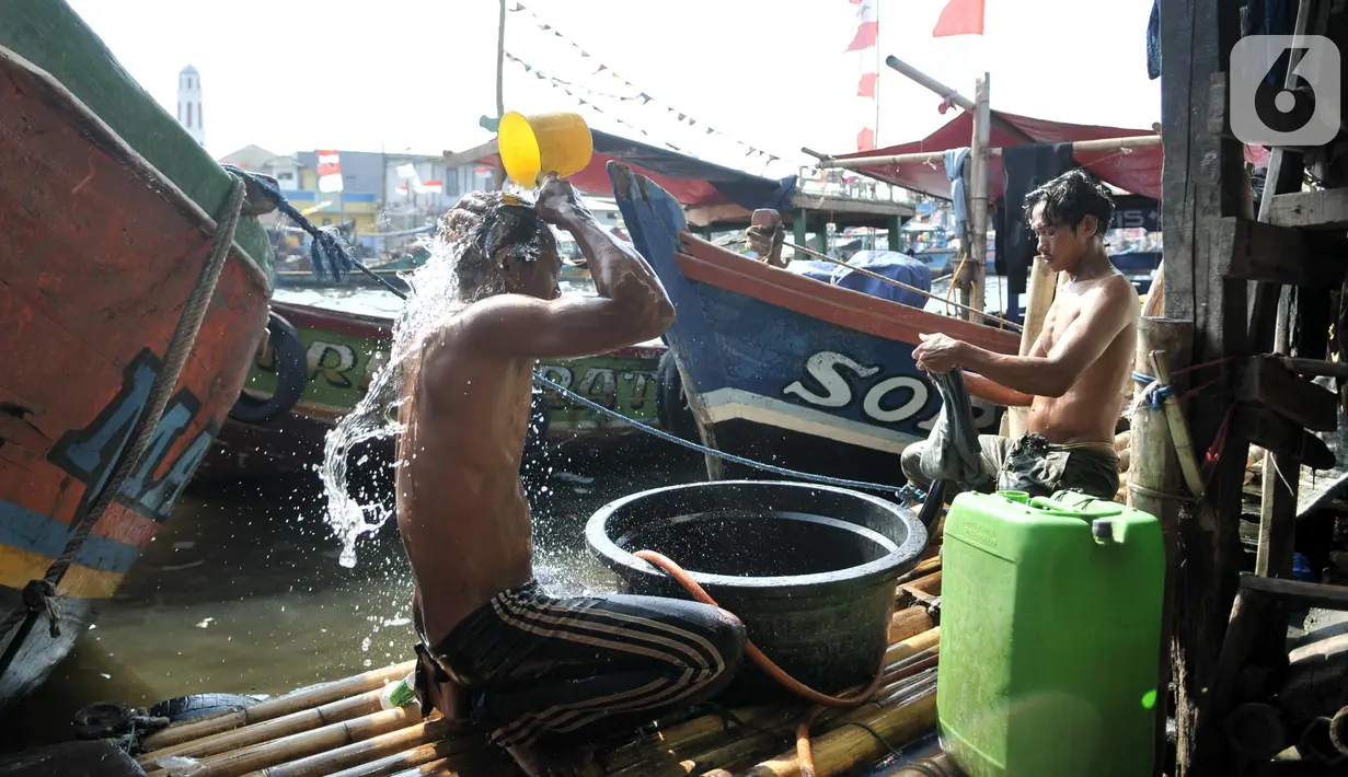 Aktivitas warga di pesisir Kampung Baru, Cilincing, Jakarta, Selasa (22/10/2019). Mayoritas penduduk Kampung Baru atau biasa dikenal Kampung Nelayan adalah pendatang dari luar Jakarta yang kebanyakan berprofesi sebagai nelayan dan buruh kasar. (merdeka.com/Iqbal Nugroho)